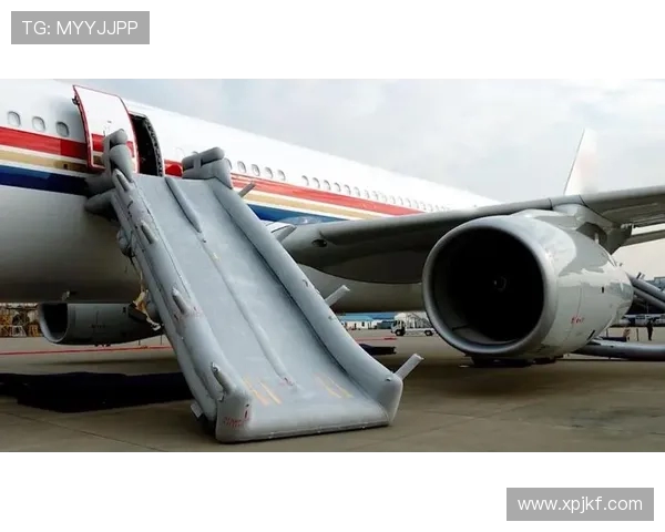 民用飞机紧急撤离时的应急滑梯照明